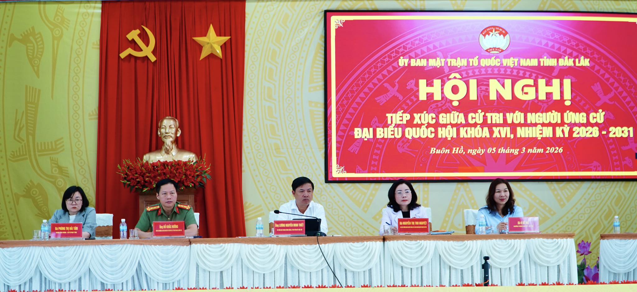 Ứng cử viên đại biểu Quốc hội khóa XVI tiếp xúc với cử tri  đơn vị bầu cử số 4